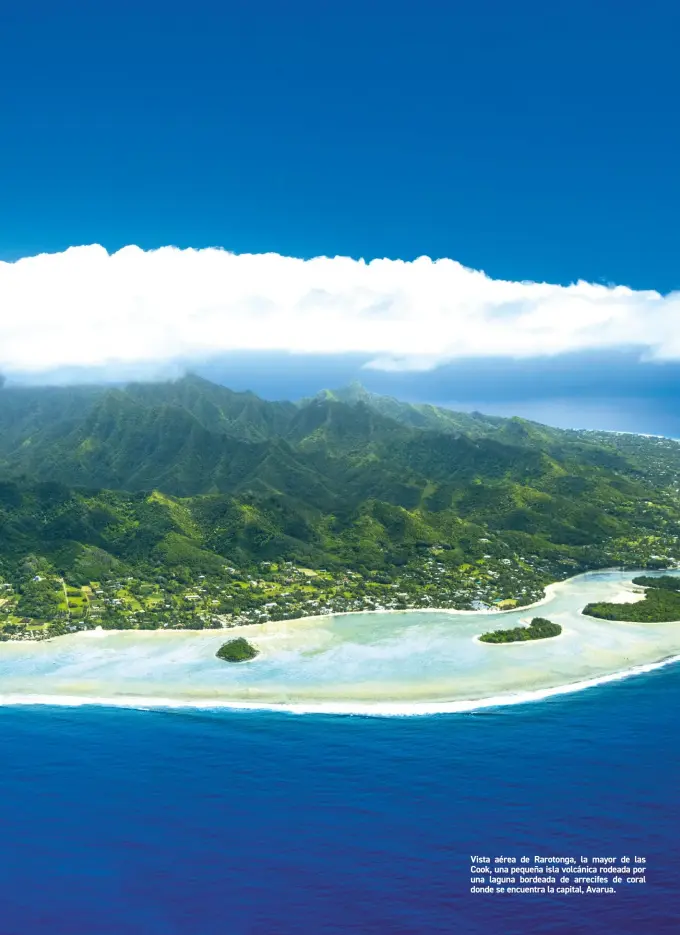  ??  ?? Vista aérea de Rarotonga, la mayor de las Cook, una pequeña isla volcánica rodeada por una laguna bordeada de arrecifes de coral donde se encuentra la capital, Avarua.