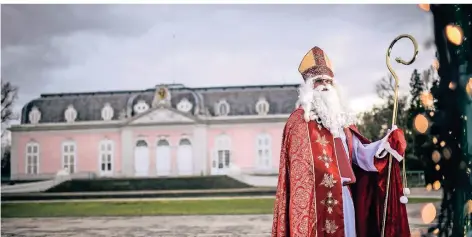  ?? RP-FOTO: ANDREAS BRETZ ?? Seit fünf Jahren schlüpft Robert Lewandowsk­i in der Adventzeit in die Rolle des Nikolaus. Hier ist er vor Schloss Benrath zu sehen.