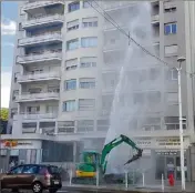  ?? (Photo A. R.) ?? Le « geyser » causé par une canalisati­on « poinçonnée » a atteint jusqu’à six étages de l’immeuble L’Empire.