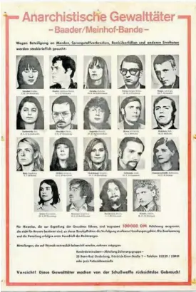  ??  ?? Cartel con caras y nombres del grupo Baader-meinhof y anuncio de recompensa a quienes colaborara­n.