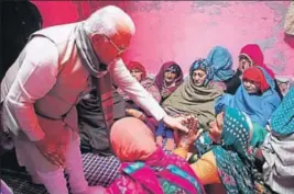  ?? MANOJ DHAKA/HT ?? Chief minister Manohar Lal Khattar consoling the wife of Monu Kumar at his native village Basana in Rohtak district on Thursday.