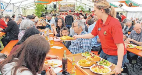  ?? FOTO: GABRIELE LOGES ?? Gut und reichlich: Die Festbesuch­er lassen das Kochen bleiben und genießen stattdesse­n den Mittagstis­ch im Festzelt.