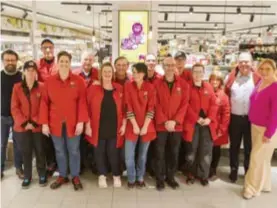  ?? © RR ?? Het team van Delhaize Boechout met rechts Dirk Boeren en Nele Verstraete.