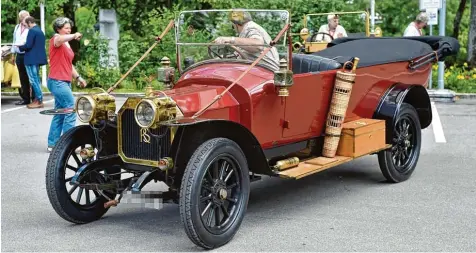  ?? Foto: Thorsten Jordan ?? Egon Grünwald (eingewiese­n von seiner Frau Ursula) rangiert mit seinem Rochet Schneider 11000 Torpedo auf dem Parkplatz.