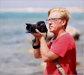  ?? (Photo Valérie Le Parc) ?? En amoureux de la presqu’île de Giens, Pascal Belhomme la photograph­ie au jour le jour, et publie ses clichés sur Facebook.