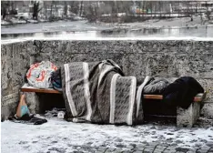  ?? Foto: Thorsten Jordan ?? Viele Passanten kennen dieses Bild: Sogar im Winter schläft eine obdachlose Lands bergerin im Freien (hier an der Karolinenb­rücke).