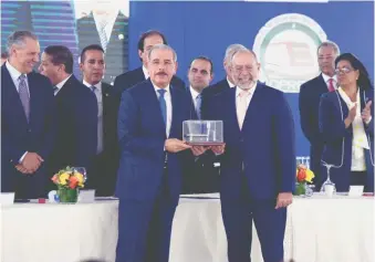  ?? MARTÍN CASTRO ?? Danilo Medina recibe de Manuel Saleta la llave simbólica del Metro de Santo Domingo.