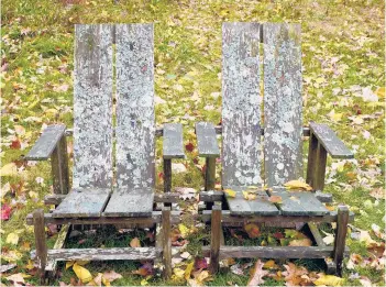  ?? MARGARET ROACH/THE NEW YORK TIMES ?? Unpainted wood garden furniture is a popular substrate for colonies of certain lichens.