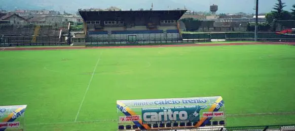  ??  ?? Sotto la lente A sinistra lo stadio Briamasco, inaugurato nel 1922 e da anni nel mirino: si pensa a uno spostament­o fuori città. Sotto il patron dell’Ac Trento Mauro Giacca: la sua idea è di realizzare lo stadio a Mattarello