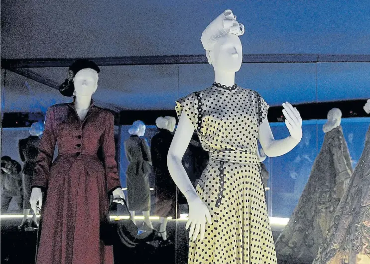  ??  ?? Momentos. Los vestidos recuerdan facetas de Evita: a la izquierda en el rol político, en el centro con uno de los que llevaba a su recordada Fundación y, a la derecha, se ve una capa Dior.