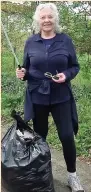  ??  ?? Coun Lesley Smetham on a litter pick