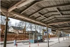  ?? Foto: Michael Eichhammer ?? Der historisch­e Charme am Friedberge­r Bahnhof täuscht darüber hinweg, dass um die Zukunft des Empfangsge­bäudes hart gestritten wird.