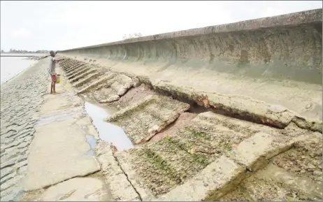  ??  ?? A section of the sea defence near Uitvlugt, which has been fractured.