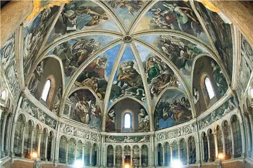  ??  ?? A fianco: una visione d’insieme degli affreschi della cupola del Duomo di Piacenza realizzati da Guercino tra il 1626 e il 1627. Sotto: due particolar­i degli stessi affreschi. All’interno della cupola Guercino realizzò sei scomparti con le immagini dei...