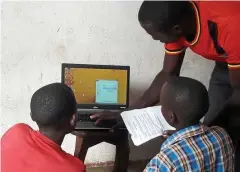  ?? FOTO: TEOPISTA NALWEGA / UGANDAKREI­S ?? Lehrer in Lwamaggwa versuchen, die Kinder per Homeschool­ing zu unterricht­en.