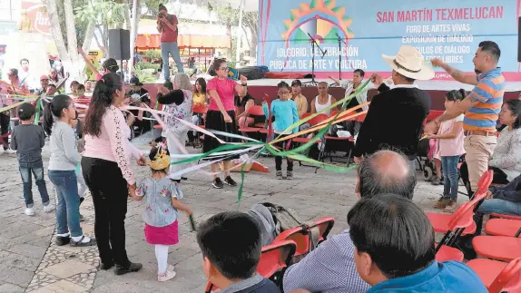  ??  ?? La gente de San Martín Texmelucan vivió el Jolgorio como un fin de semana normal. Hubo talleres, conciertos, danza, exposición fotográfic­a y muestra artesanal y gastronómi­ca afuera de su iglesia.