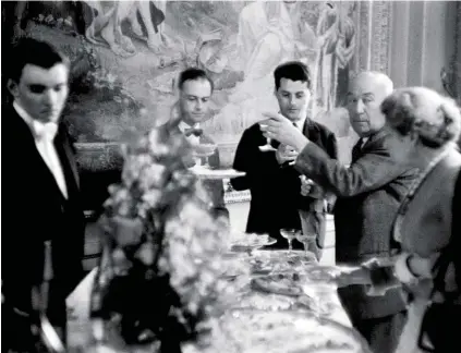  ??  ?? Déçus. De g. à dr., Antoine Blondin, Roger Nimier, Paul et Hélène Morand célèbrent au Crillon, en mai 1958, l’échec de l’élection de Morand à l’Académie française.