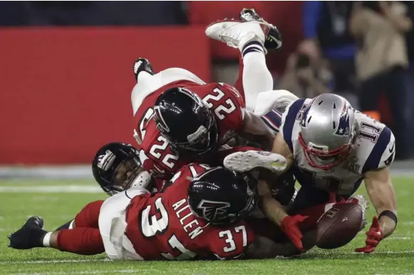  ?? PATRICK SEMANSKYTH­E ASSOCIATED PRESS ?? New England’s Julian Edelman makes a game-saving catch, with Ricardo Allen and the Falcons defence all over him, late in the second half of Sunday’s Super Bowl. Shades of Tyree, S4