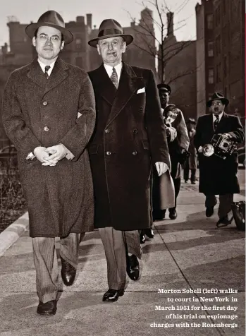  ??  ?? Morton Sobell (left) walks to court in New York in March 1951 for the first day of his trial on espionage charges with the Rosenbergs