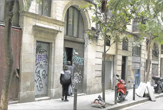 ?? ELISENDA PONS ?? Edifici on es troba el narcopís del carrer del Príncep de Viana, 14, al Raval, amb matalassos tacats de sang davant el portal, ahir.
