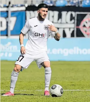  ?? FOTO: IMAGO ?? Mehmet Kodes hat fast 100 Regionalli­gaspiele auf dem Buckel. Auf diesem Foto trägt er das Trikot vom SC Teutonia Watzenborn-Steinberg, der heute FC Gießen heißt.