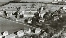  ??  ?? Das Luftbild zeigt das Aichacher Gefängnis in den 1950er‰Jahren. Ilse Koch verbrach‰ te dort ihre letzten Jahre. Repro: Archiv Wolfgang Brandner