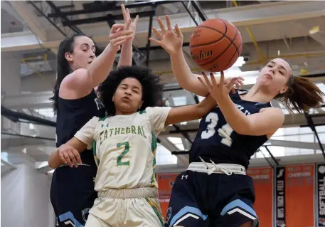  ?? JIM MICHAUD / BOSTON HERALD ?? ‘BUSINESS-LIKE’: Cathedral’s Tayla Barros, center, is blocked by Franklin’s Ali Brigham, left, and Megan O’Connell during the Comcast Classic on Monday night.