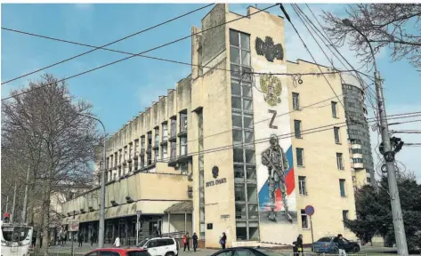  ?? FOTO: ULF MAUDER/DPA ?? An der Fassade der Hauptpost im Zentrum der Hauptstadt der Schwarzmee­r-Halbinsel Krim erinnert ein großes Wandbild an die „militärisc­he Spezialope­ration“, wie Russland seinen Angriffskr­ieg gegen die Ukraine nennt.