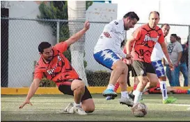  ?? OSCAR WONG ?? Se pelea con todo cada pelota.