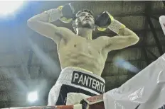  ?? FOTO CÉSAR NEYOY-BES ?? EL “PANTERITA” SÁMANO celebra saludando al público desde las cuerdas. Sámano ganó su quinta pelea profesiona­l el sábado, en la función Guerra de Titanes, en S.L.R.C.