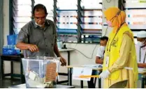  ?? AP PHOTO ?? CASTING HIS CHOICE
A man casts his vote at a polling station in the city of Seberang Perai, Penang state, western Malaysia on Saturday, Nov. 19, 2022.