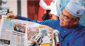  ?? BERNAMA PIC ?? Urban Wellbeing, Housing and Local Government Minister and Selangor Umno Liaison Committee chairman Tan Sri Noh Omar showing a copy of the ‘Selangorki­ni’ newspaper in Tanjong Karang yesterday.