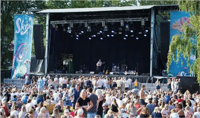  ?? FOTO: ELISABETH GROSVOLD ?? HAR TRUA: Troen på et nytt Skral er fortsatt stor i Grimstad. Her står Jonas Alaskas på scenen i 2018.