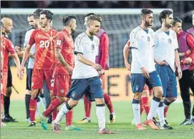  ?? FOTO: EFE ?? Los jugadores italianos (de blanco) fueron despedidos con pitos por la afición