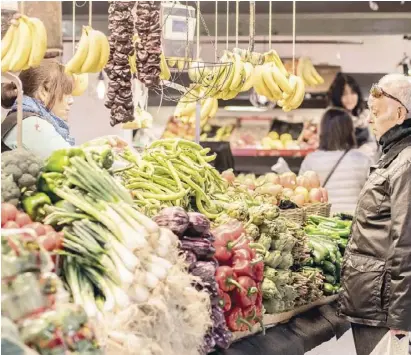  ?? Foto: Ángel García ?? Spaniens Markthalle­n machen die fleischlos­e Ernährung leicht.