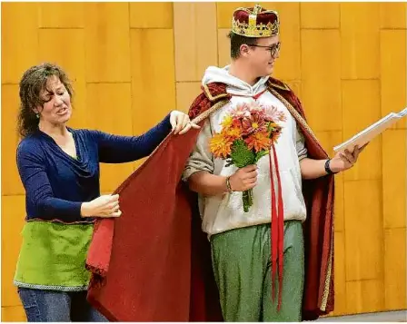  ?? Foto: Rahel Dierolf ?? Hochzeitsp­lanerin Charlène (Christine Frühe-böhni) und König Julius 111. (Andrei Grosu) erwarten die Ankunft der Gräfin zu Etepetete. Da darf keine Falte im Umhang sein.