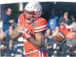  ?? DAVID BECKER/ASSOCIATED PRESS ?? Houston’s Duke Catalon drops a screen pass during his team’s Las Vegas bowl loss to San Diego State. Texas teams had a tough season.