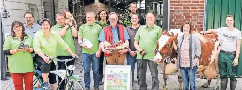  ?? FOTO: ERWIN POTTGIESSE­R ?? Drevenacke­r Landwirte stellen ihre Arbeit vor – per Rad können Interessie­rte von Hof zu Hof fahren.