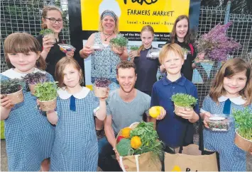  ?? Picture: MARK WILSON ?? GOOD FOOD: Ashby Primary School students (back l-r) Elsie, with Michelle Mairs from Spring House Farms, Lucy, Emily and (front l-r) Mabel, Emily, Chris McCullough from Newfolk Cafe, Cylus and Brooke prepare for the return of the Pako Farmers’ Market.