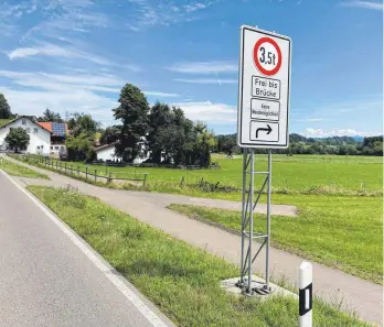  ?? ARCHIVFOTO: BEE ?? In diesem Bereich soll die neue Kreisstraß­e 8011 in die B12 (links) einmünden. Rechts des Schilds befindet sich das noch fehlende Grundstück der Familie Maier.