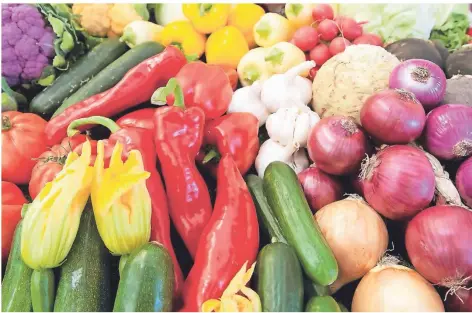  ?? FOTO: PETER KNEFFEL/DPA ?? Besser als jedes Nahrungser­gänzungsmi­ttel: frisches Obst und Gemüse.