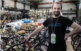  ??  ?? DEN GRØNNE SYKKEL: Innehaver av bruktbutik­ken for sykler, Tonny Kolås, mener moms, oppbevarin­g og mangel på sykkelrepa­ratører gjør livet vanskelig for Den Grønne Sykkel.