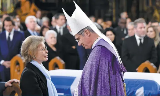  ??  ?? Monseigneu­r Christian Lépine a réconforté la conjointe de Bernard Landry, Chantal Renaud, pendant la cérémonie.