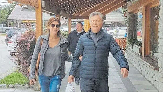  ??  ?? Descanso. El Presidente Mauricio Macri con su esposa Juliana Awada en Villa La Angostura donde pasan sus vacaciones.