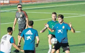  ?? FOTO: EFE ?? Luis Enrique recibió al capitán Sergio Ramos entre risas y bromas