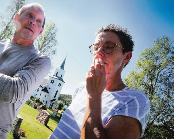  ??  ?? og Terje Thomsen Solum besøker graven flere ganger i uken for å tenne lys og komme naermere sønnen som hadde sine utfordring­er, men som de hadde så inderlig kjaer.
ALLE FOTO: ARNE INGMAR EGGEN