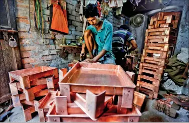  ?? REUTERS ?? A worker makes copper trays inside a workshop in Kolkata, on Thursday.