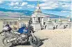  ?? ?? El escritor y viajero Miquel Silvestre recorre el mundo sobre dos ruedas en la primera serie de aventuras en moto hecha para la televisión pública. En este programa, viajará a Siberia y Mongolia.