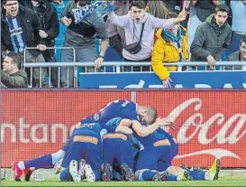  ?? FOTO: JUAN ECHEVERRÍA ?? El gol del triunfo
Los jugadores del Alavés festejan el 2-1 definitivo