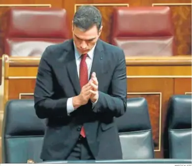  ?? MARISCAL/EFE ?? Pedro Sánchez aplaude durante el Pleno en el Congreso, a las ocho de la tarde, a los sanitarios españoles.